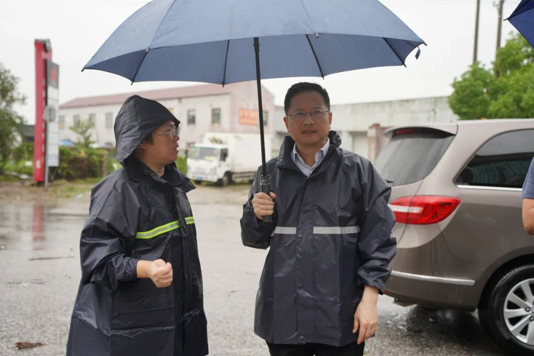 袁泉實地檢查受臺風影響情況，并指導臺風后恢復工作